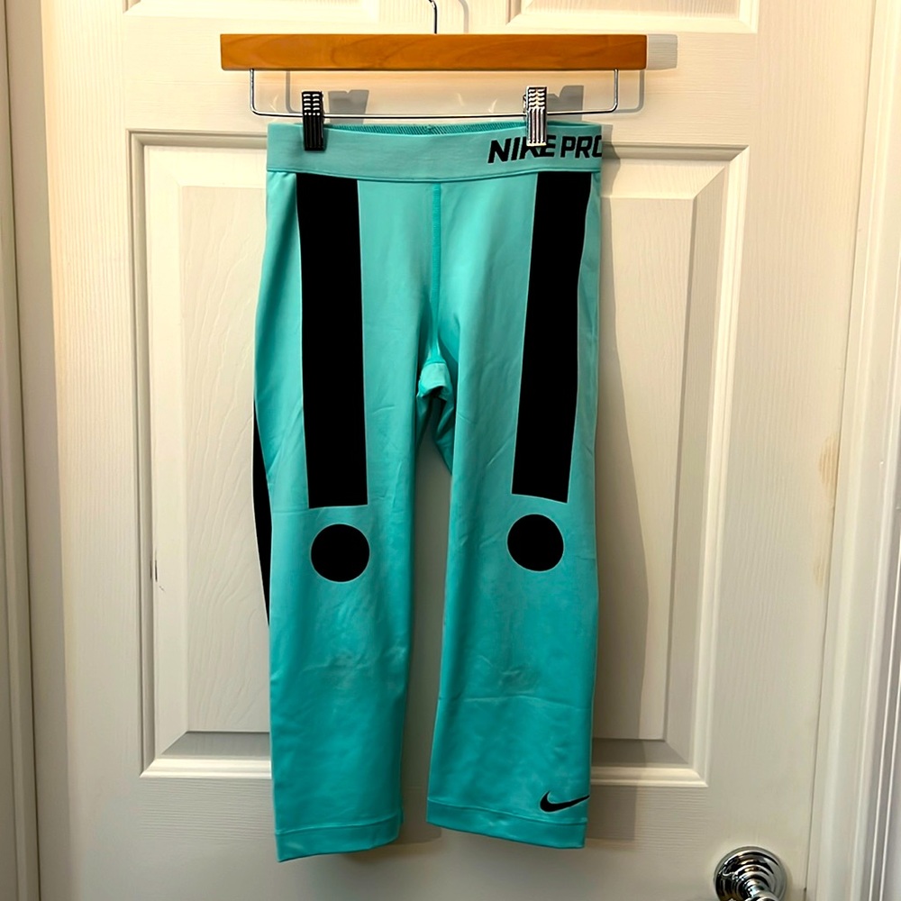 Small Nike Pro Dr-Fit Capri leggings
